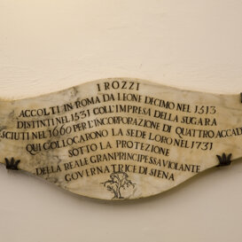 Ingresso Accademia Lapide commemorativa per la ubicazione della sede nel 1731