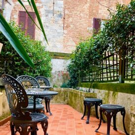 Terrazzo esterno su via di Città