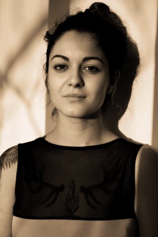 eyJlbiI6IkFsaW5hIE1hcmNoZXR0YSwgZm90byBzaW1ib2xvIGRlbGwnaW5ub2NlbnphIHN0cm9uY2F0YSAifQ==