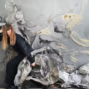 JTdCJTIyZW4lMjIlM0ElMjJNYXJpamtlJTIwZGUlMjBQb3VzJTIwJUUyJTgwJTk0JTIwcGVyZm9ybWFuY2UlMjBlJTIwZm90b2dyYWZpYS4lMjBJSSUyMFByZW1pbyUyMGV4JTIwYWVxdW8lMjBBcnRlQWx0YSUyMDIwMjQlMkMlMjBBbGluYSUyMEFydCUyMEZvdW5kYXRpb24lMjIlN0Q=