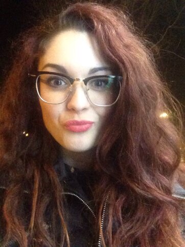 eyJlbiI6IkFsaW5hIE1hcmNoZXR0YSBjb24gaSBzdW9pIHByaW1pIG9jY2hpYWxpIn0=