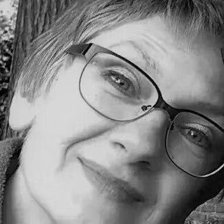 eyJlbiI6IlNhbmRhIFN1ZG9yLCBQcmVzaWRlbnQgYW5kIEZvdW5kZXIgb2YgQWxpbmEgQXJ0IEZvdW5kYXRpb24sIFRoZSBIYWd1ZSJ9