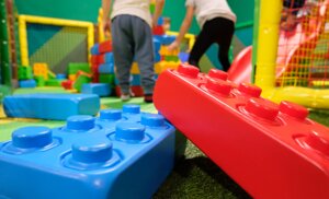 Area Giochi con costruzioni giganti per i bambini nella fascia 0-4 anni