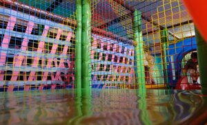 Playground certificato e adatto a bambini da 0 a 10 anni con percorsi, scivoli e vasca con le pallin