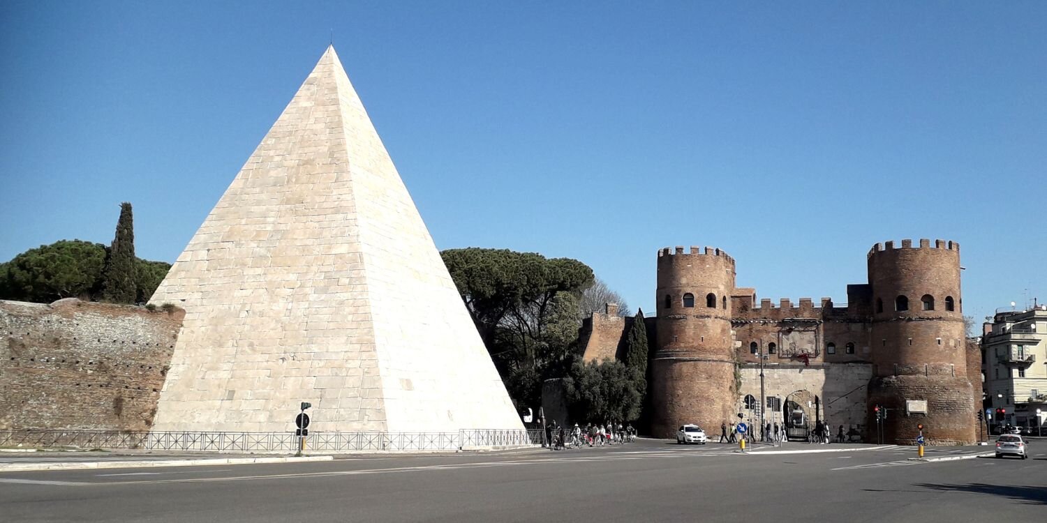 Piramide Cestia e Porta San Paolo, simboli della Resistenza e del Liberazione Piramide Cestia e Porta San Paolo, simboli della Resistenza e del Liberazione