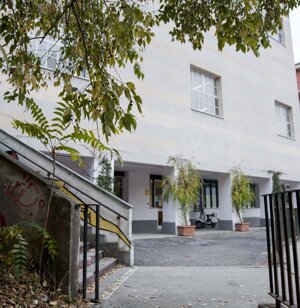 scalinata che porta all'accesso alle palestre e sullo sfondo il porticato del piano terra