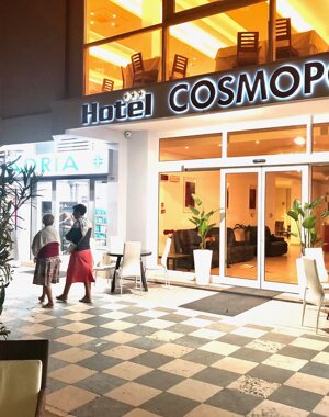 hotel Cosmopol illuminato di sera