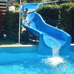 Piscina con acqua scivolo