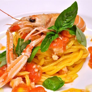 primo di pesce con scampi e pomodorini