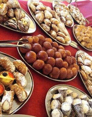 presentazione di pasticcini alla frutta e bignè baba