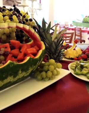Buffet con Decorazione e Intaglio di Frutta
