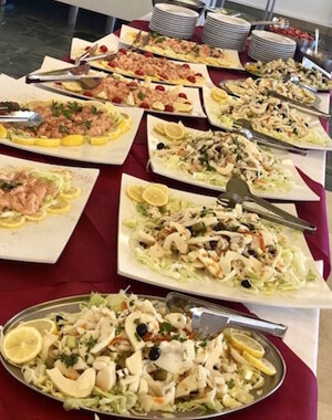 Buffet di insalata di mare e gamberi