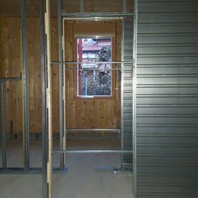 Tramezze interne Struttura per tramezze interne e porte a scomparsa, pronte per la posa delle lastre di cartongesso