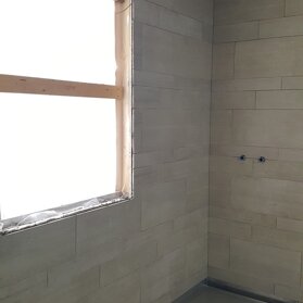 Piastrelle Sulle pareti è possibile posare piastrelle a rivestimento, resine. argille