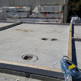 Cordolo guida Ultimazione della posa del cordolo guida, necessario per la corretta posa dei pannelli verticali