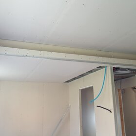 Controsoffitti I solai sono rivestiti con controsoffitti in cartongesso. Volendo è possibile lasciare il legno