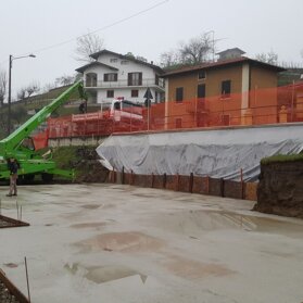 Magrone Getto del magrone sopra terreno rullato e costipato