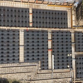 Vespaio Vespaio e armature di fondazione continua pronte per il getto