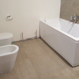 FIniture interne Finiture interne del bagno. L'interno è identico ad una casa tradizionale.