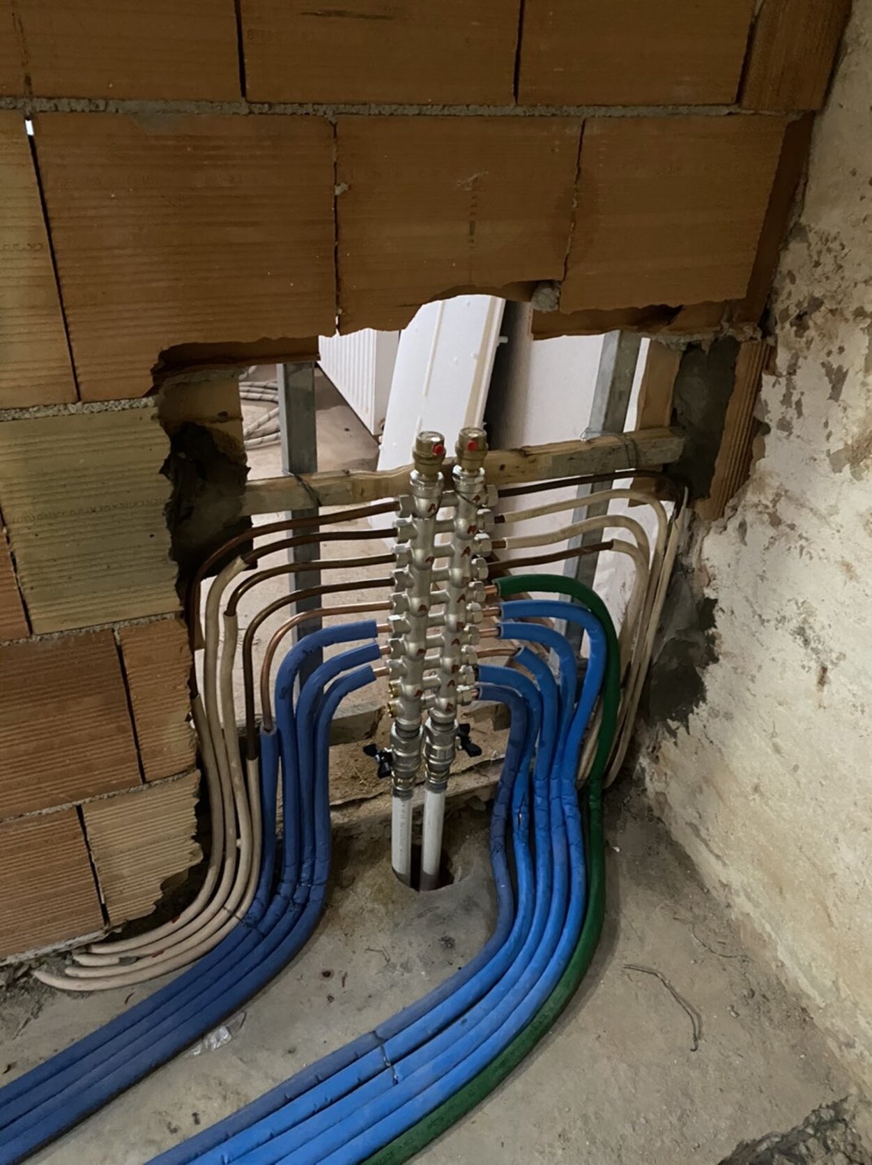 Impianti idrici ed elettrici Impianti idrici ed elettrici