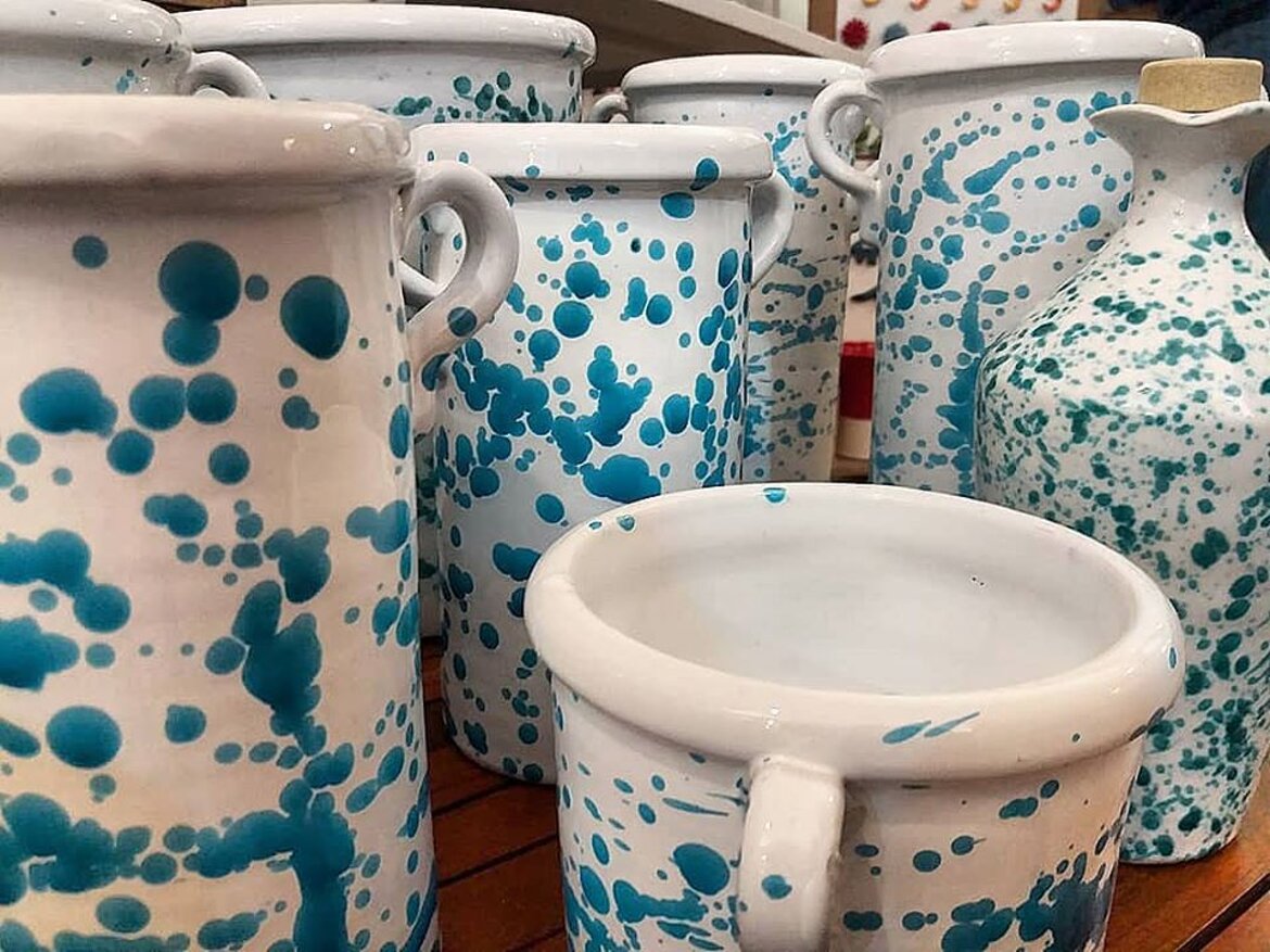 che evocano il colore azzurro intenso del nostro mare e il bianco delle case a strapiombo.