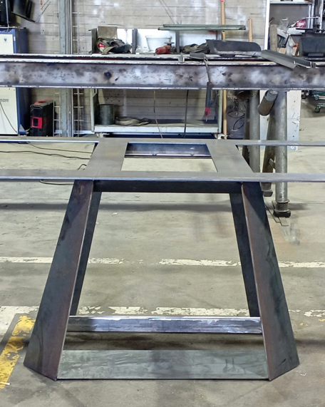 foto 2 in officina durante la realizzazione dei piedi del tavolo Forma