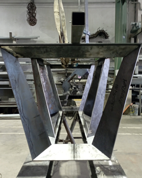 foto in officina durante la realizzazione dei piedi del tavolo Forma