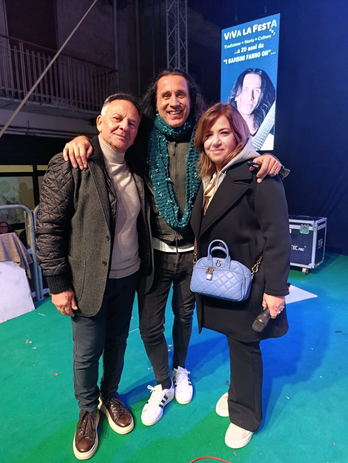 Povia dedica a Denise la canzone durante la sua esibizione a Mazara.