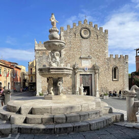 TAORMINA Piazza Duomo TAORMINA Piazza Duomo