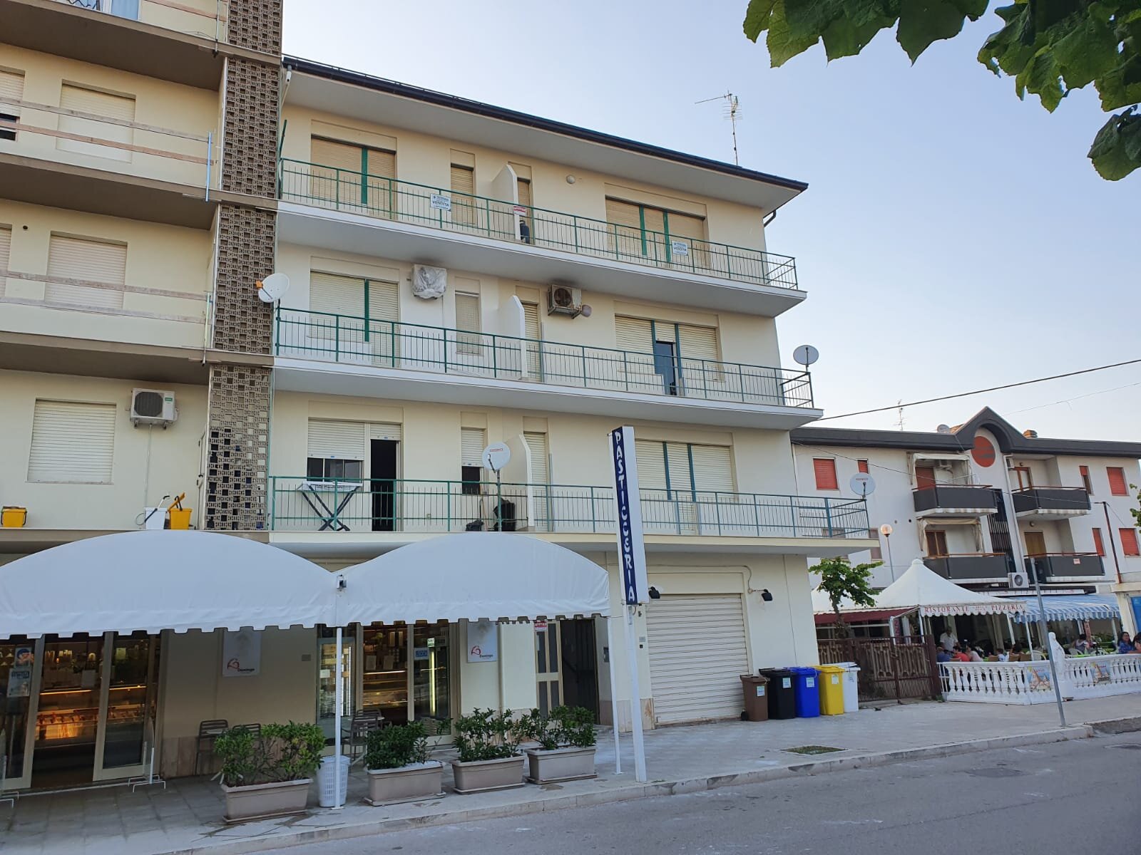 Restauro balconi, cornicione e facciata sul corso di Campomarino Lido