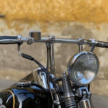 Riser dog bones allungati a 6 pollici, comandi Kustom tech e pulsantini a scomparsa