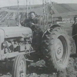 Trabajando la tierra en Puente Castro Camino de Golpejar, hoy calle Jacinto Barrio Aller. Puente Castro