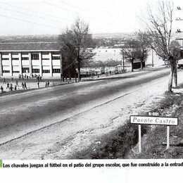 Niños jugando en el grupo escolar de Puente Castro Niños jugando en el grupo escolar de Puente Castro