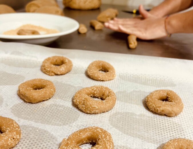 biscotti artigianali fatti a mano integrali con farine macinate a pietra e coltivate in azienda