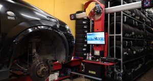 tecnico che monta pneumatico su auto presso Karim Gomme S.r.l