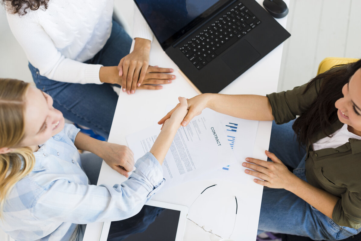 vista-dall-alto-femmine-si-stringono-la-mano.jpeg vista-dall-alto-femmine-si-stringono-la-mano.jpeg