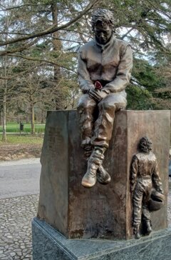 senna monumento tamburello.jpeg