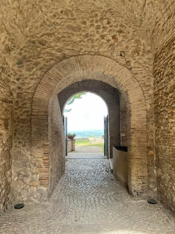 castello-savelli-palombara-sabina-3-768x1024 castello-savelli-palombara-sabina-3-768x1024