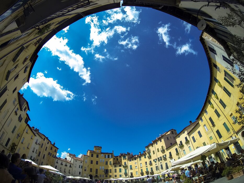 eyJlbiI6IlBpYXp6YSBBbmZpdGVhdHJvIEx1Y2NhIn0=