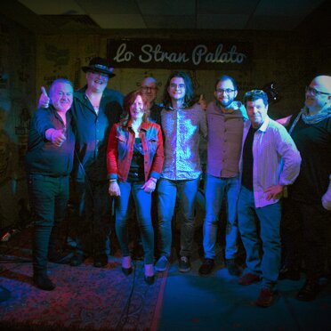 Foto di gruppo post-concerto Dopo il concerto allo StranPalato di Brescia il 31/05/2022.