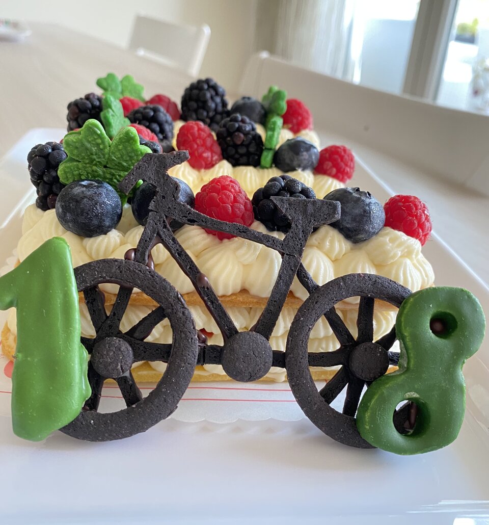 bicicletta intagliata a mano in pasta frolla colori vegetali bicicletta intagliata a mano in pasta frolla colori vegetali