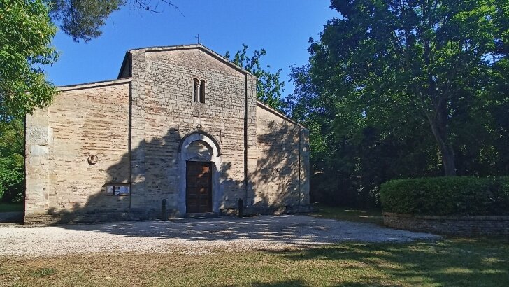 Montelabbate: tra il rombo del motore e il silenzio delle colline Montelabbate: tra il rombo del motore e il silenzio delle colline