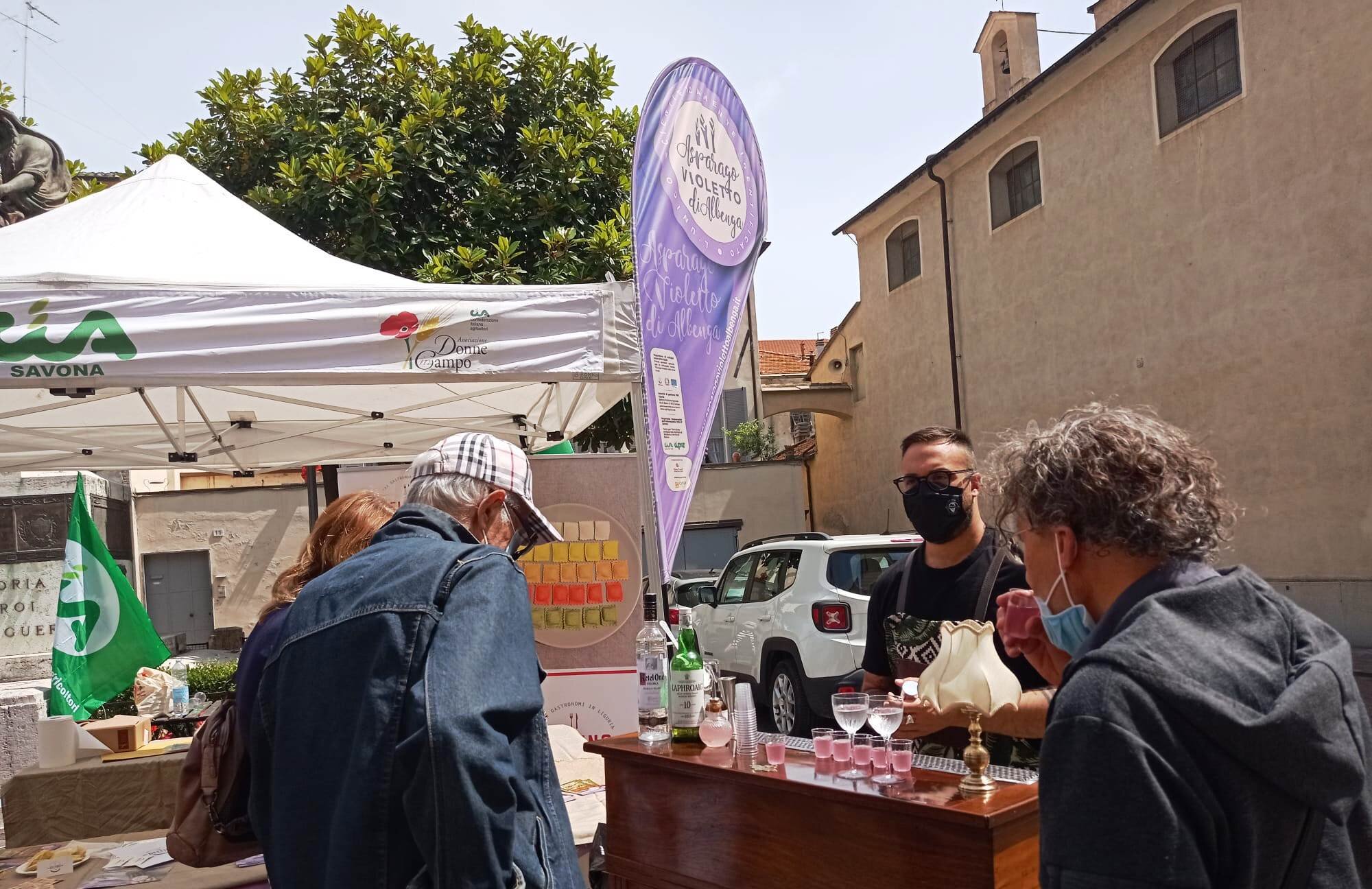 Non solo men&ugrave; e piatti ad hoc, ecco il "Black Sand": il cocktail dell'Asparago Violetto di Albenga