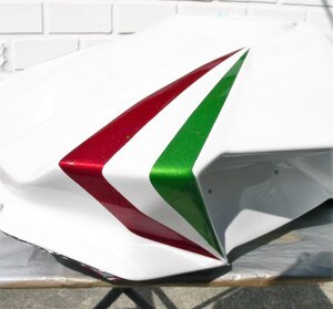 Verniciatura con particolare tricolore