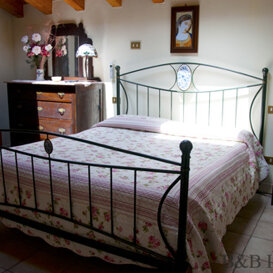 Vecchia Toscana con finestre a mansarda, posizione lato monte