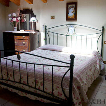 Vecchia Toscana mit Mansardefenster, Bergseite Vecchia Toscana mit Mansardefenster, Bergseite