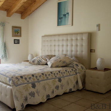 Marina mit großen Fenstertüren, Meeresseite) Marina mit großen Fenstertüren, Meeresseite)