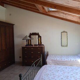 Vecchia Toscana con finestre a mansarda, posizione lato monte