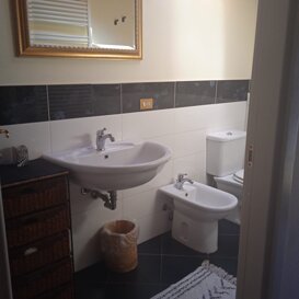 Oriente finestra a parete, posizione lato mare