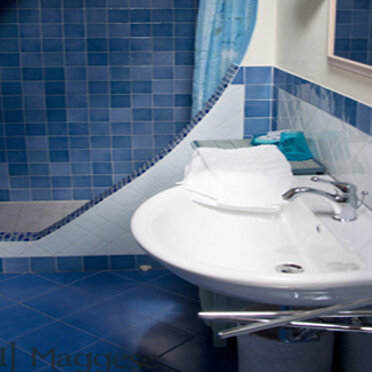 Marina mit großen Fenstertüren, Meeresseite) Marina mit großen Fenstertüren, Meeresseite)